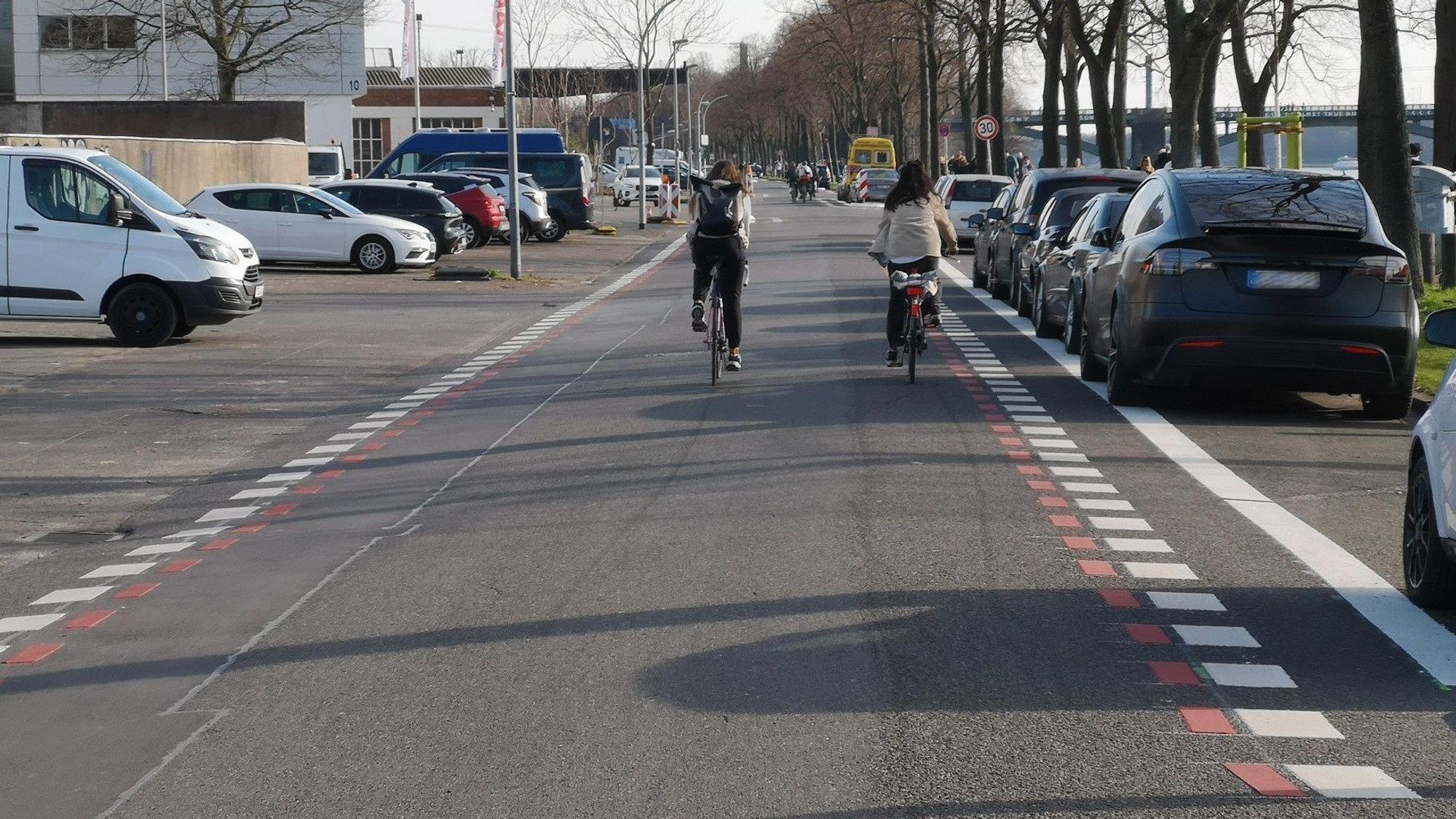 Die Stadt Köln hat die Umbauarbeiten auf der Alfred-Schütte-Allee in Poll umgesetzt.