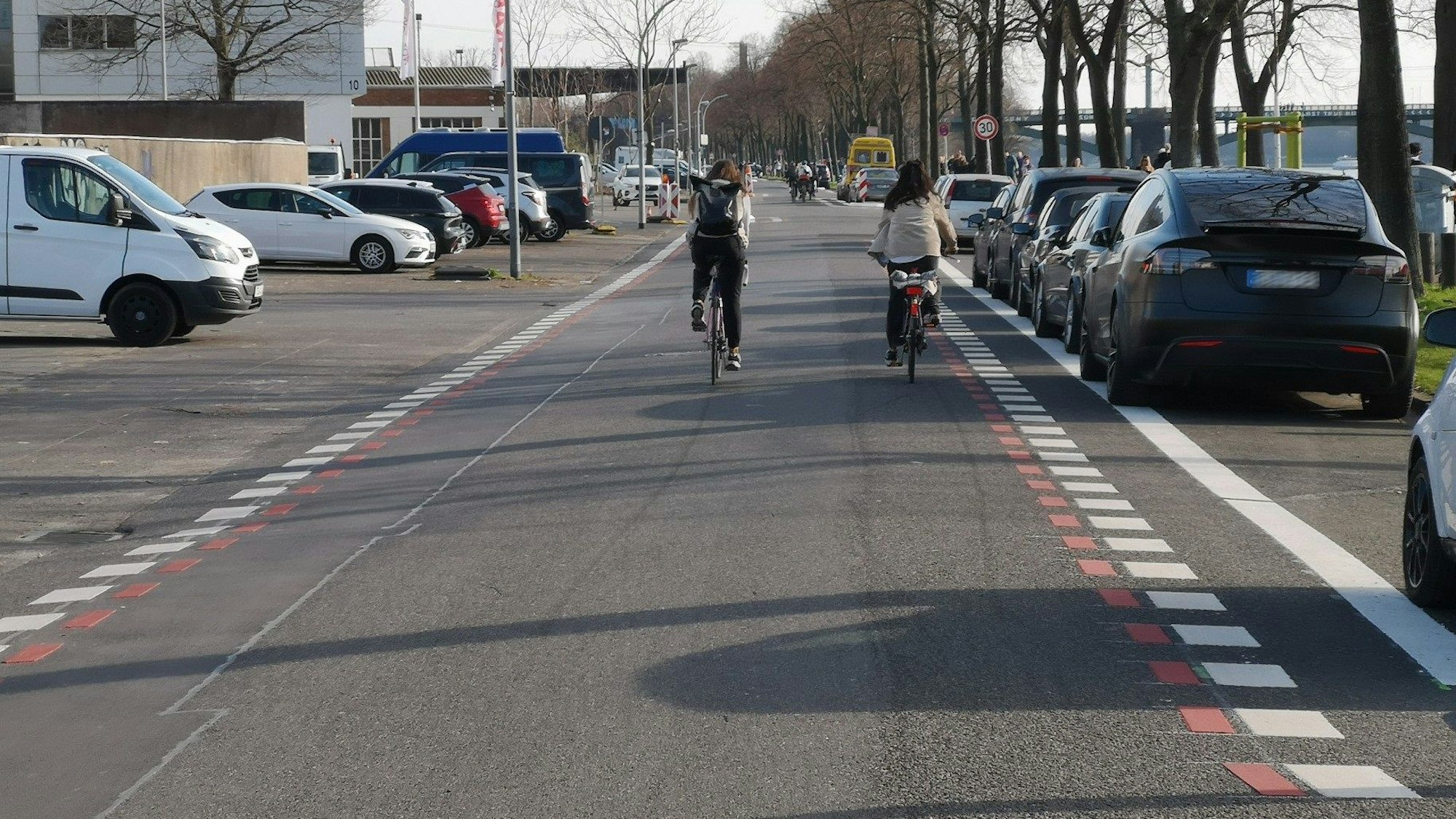 Die Stadt Köln hat die Umbauarbeiten auf der Alfred-Schütte-Allee in Poll umgesetzt.