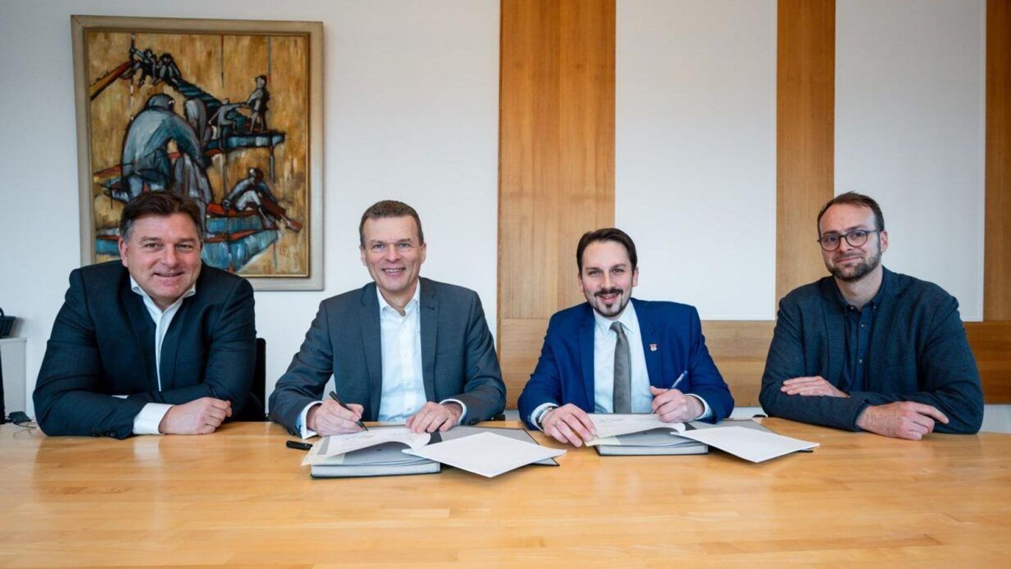 Vertrgasunterzeichnung im Niederkasseler Rathaus mit Karsten Mohr (Bereichsleiter Bauwens Construction), Oliver Schmitt (Geschäftsführer Bauwens
Construction), Matthias Großgarten (Bürgermeister der Stadt Niederkassel), René Böhmer (Leitung des Fachbereichs Hochbau und Gebäudewirtschaft, Stadt Niederkassel (v.l.).