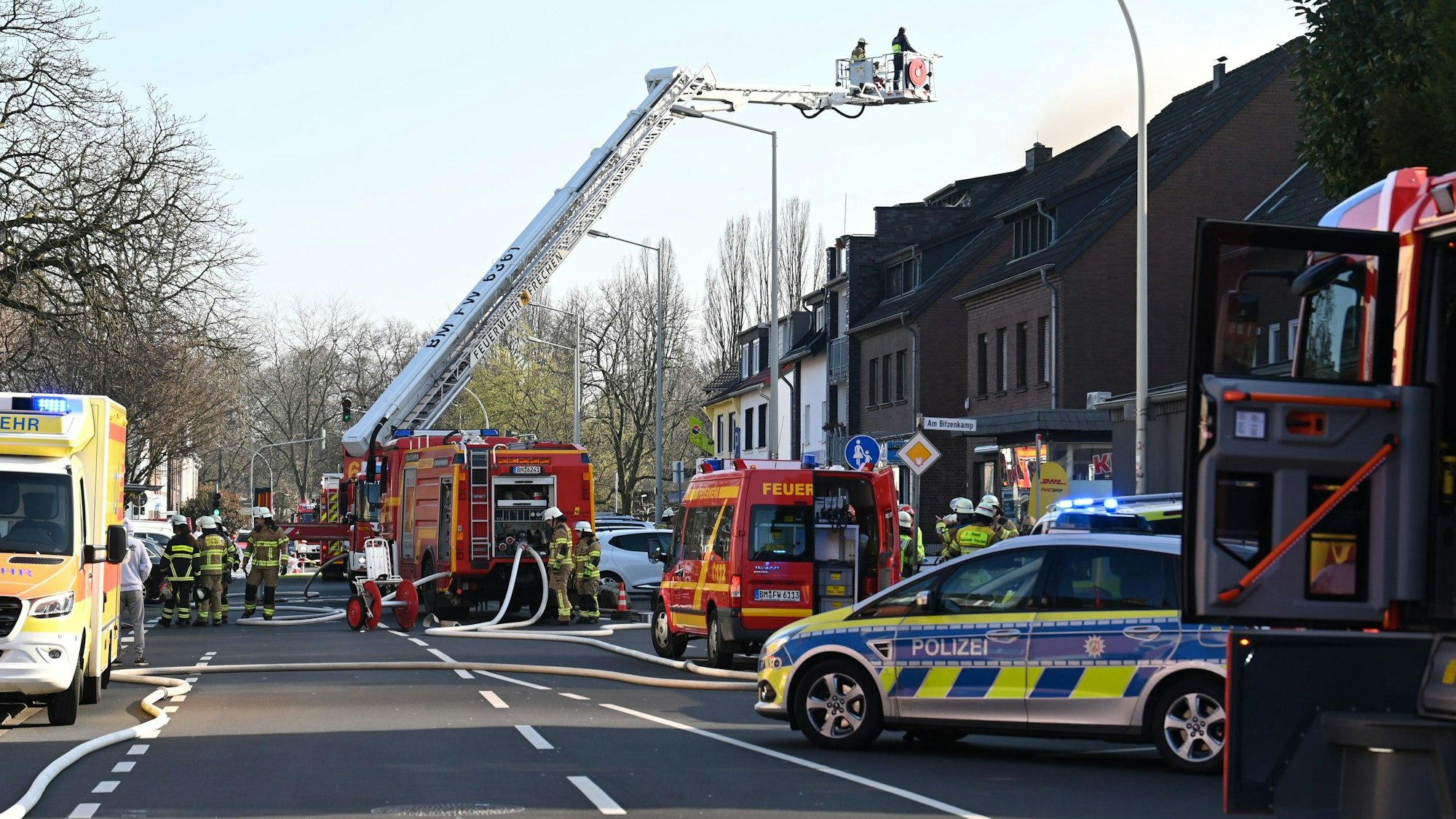 Auf dem Bild sind die Löschfahrzeuge zu sehen.
