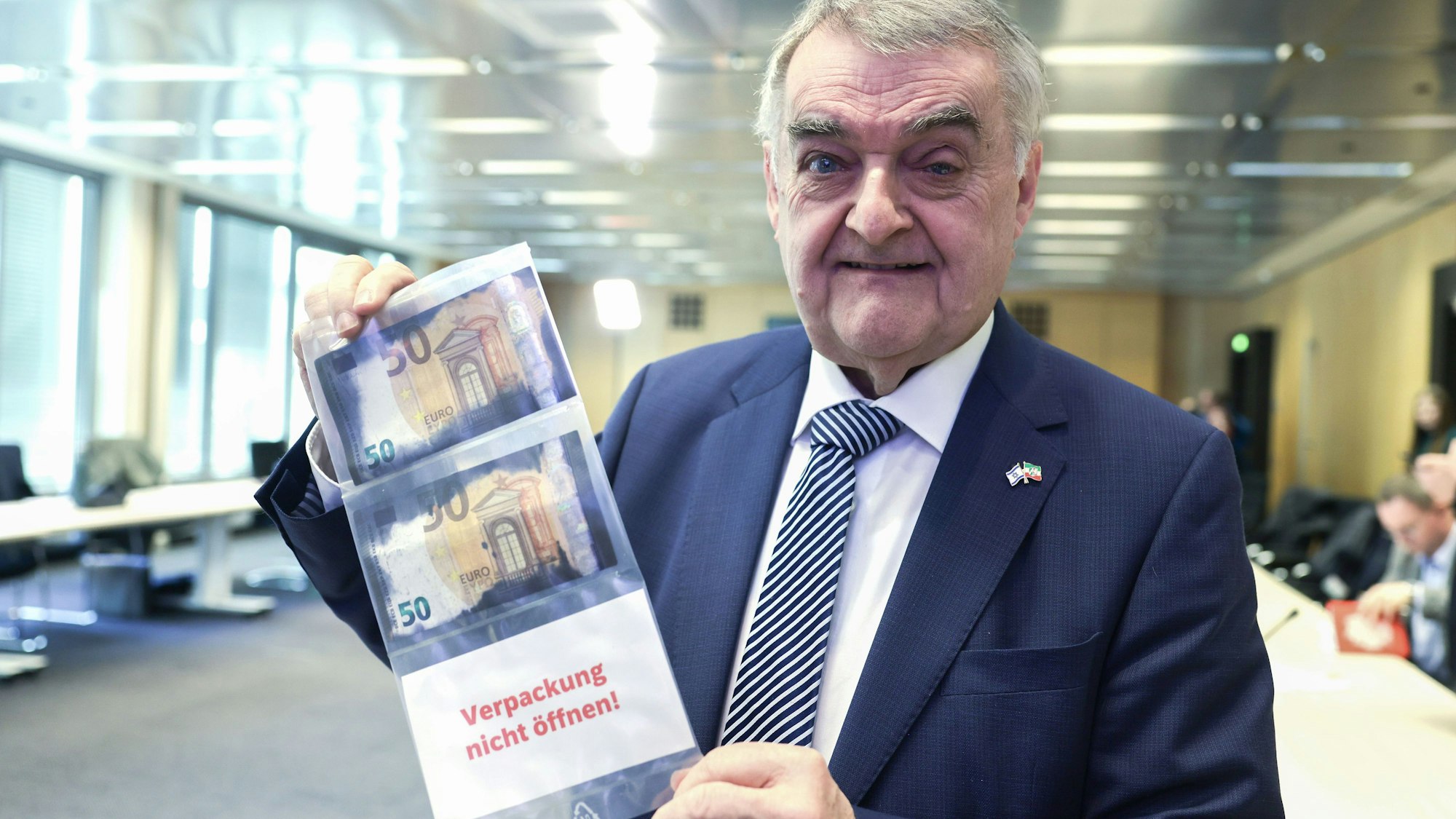 Herbert Reul (CDU), Innenminister, zeigt eingefärbte Banknoten bei der Vorstellung der Zwischenbilanz der Sonderkommission zur Bekämpfung und Ermittlung von Geldautomatensprengungen (BEGAS). Die Sonderkommission BEGAS im Innenministerium befasst sich mit der Bekämpfung von Geldautomaten-Sprengungen und den anschließenden Ermittlungen.