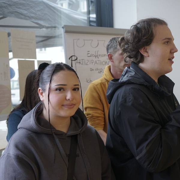 Zwei Schüler aus Kerpen im neuen Partizipationsbüro.
