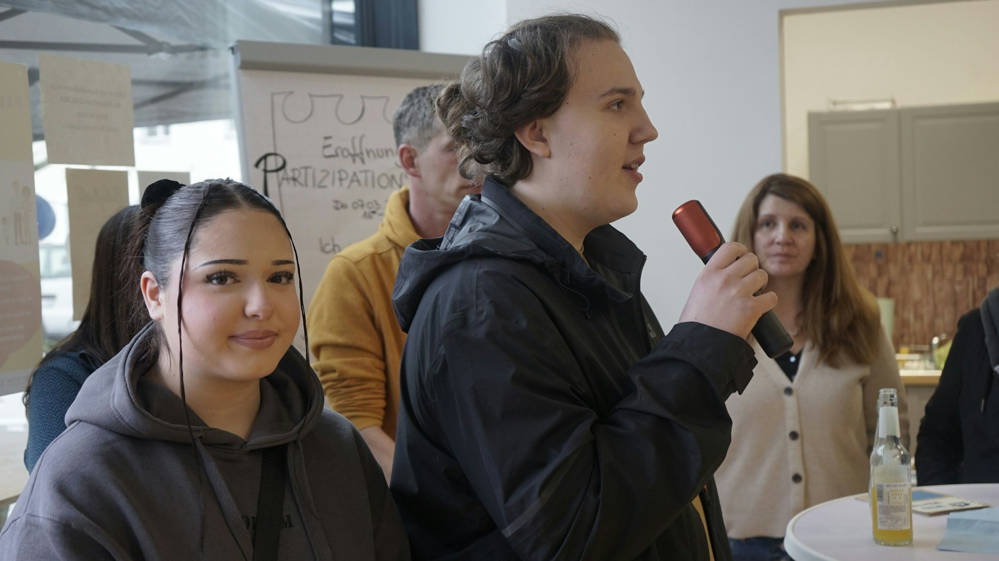 Zwei Schüler aus Kerpen im neuen Partizipationsbüro.