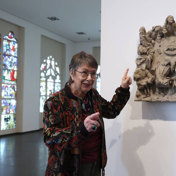 Dombaumeisterin a.D. Barbara Schock-Werner zeigt im Museum Schnütgen eine Darstellung des letzten Abendmahls aus dem Kölner Dom