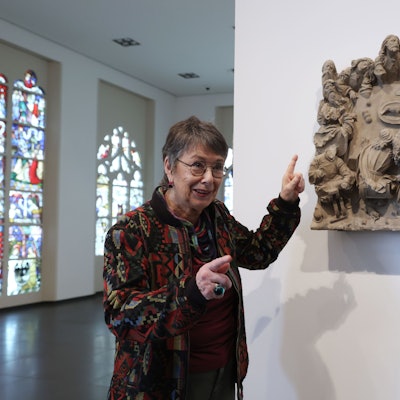 Dombaumeisterin a.D. Barbara Schock-Werner zeigt im Museum Schnütgen eine Darstellung des letzten Abendmahls aus dem Kölner Dom