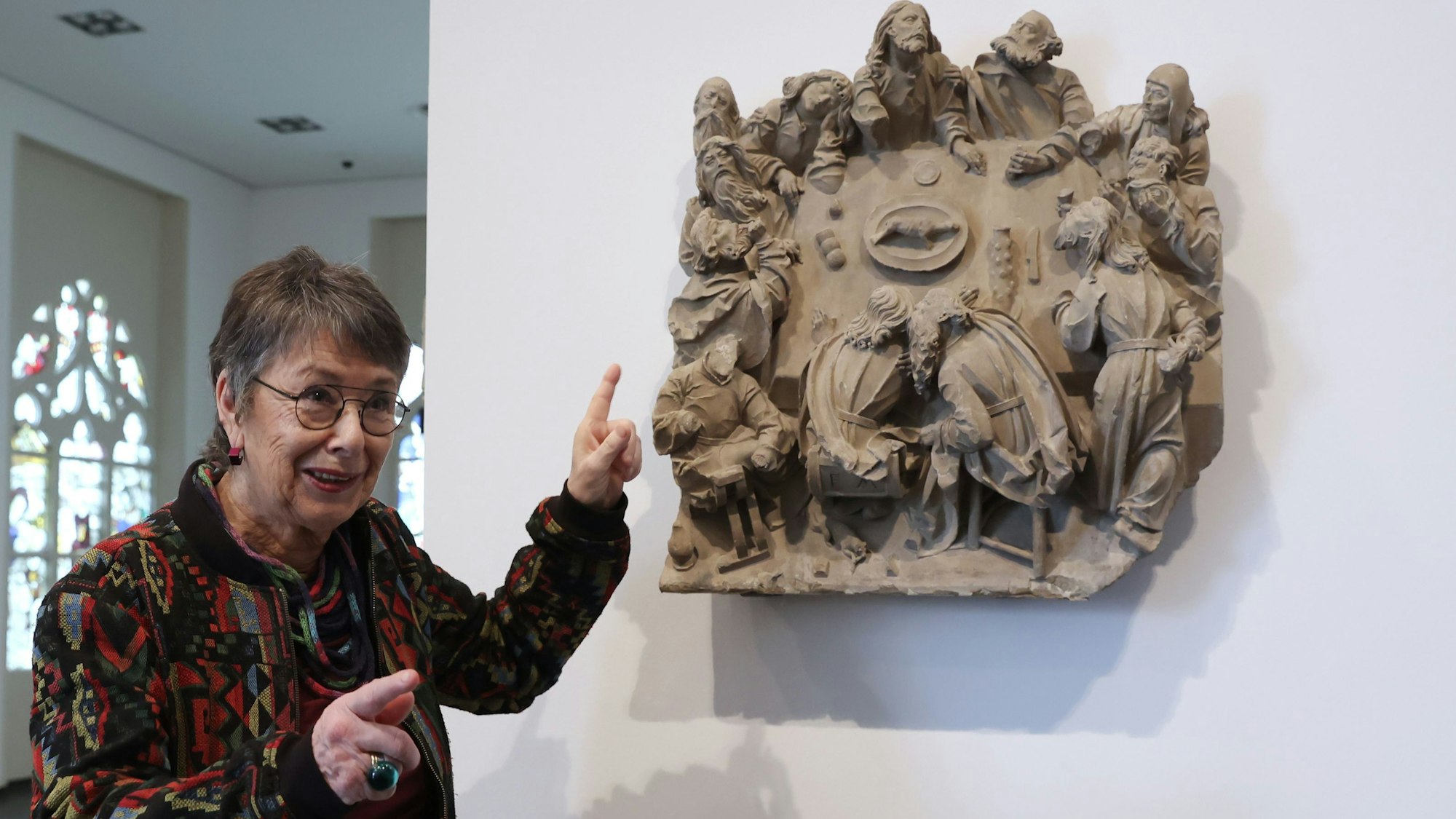 Dombaumeisterin a.D. Barbara Schock-Werner zeigt im Museum Schnütgen eine Darstellung des letzten Abendmahls aus dem Kölner Dom