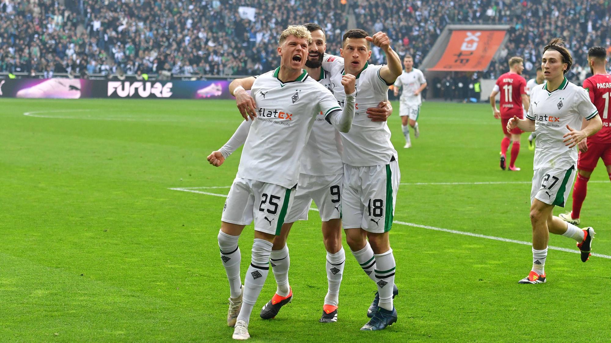 Robin Hack jubelt mit seinen Kollegen nach dem 2:2-Ausgleich.