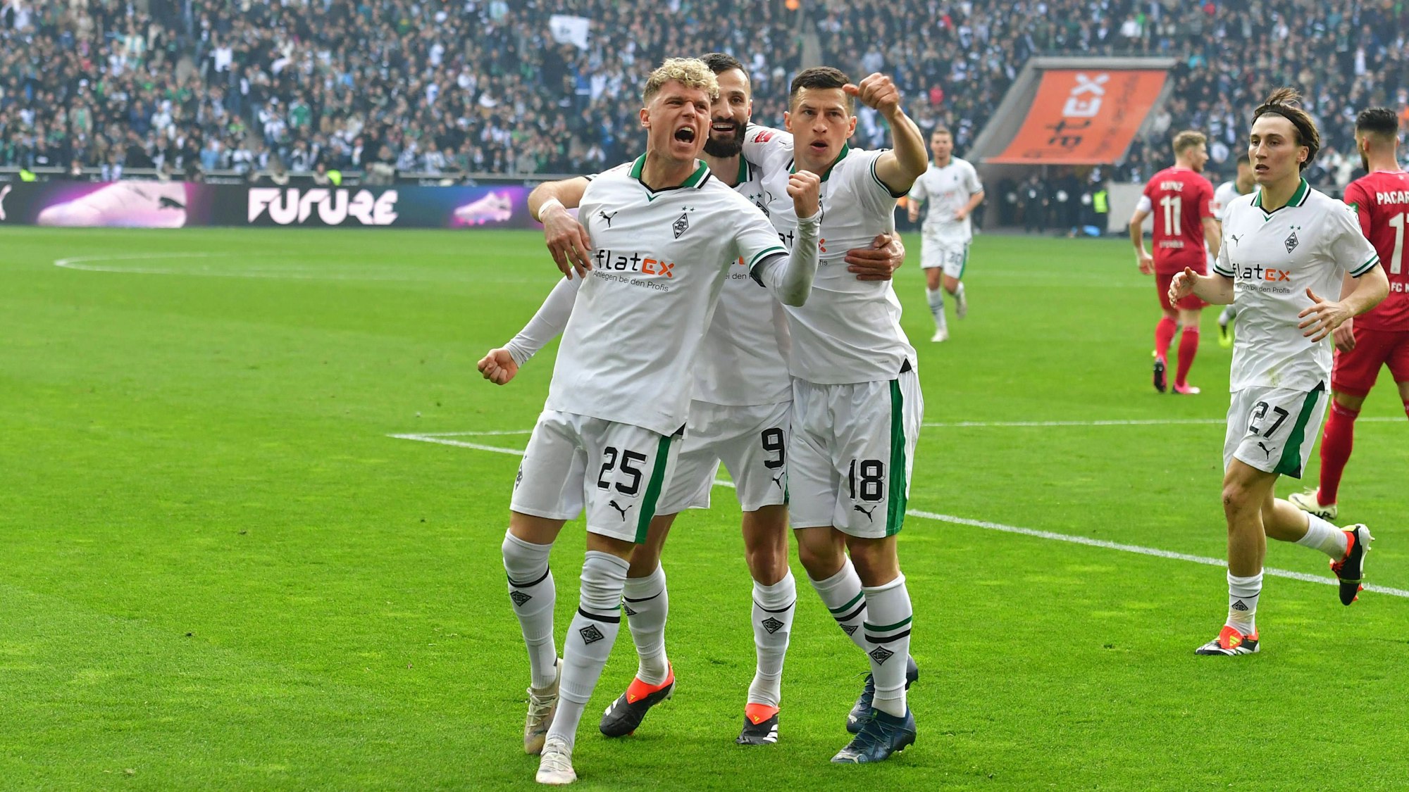 Robin Hack jubelt mit seinen Kollegen nach dem 2:2-Ausgleich.