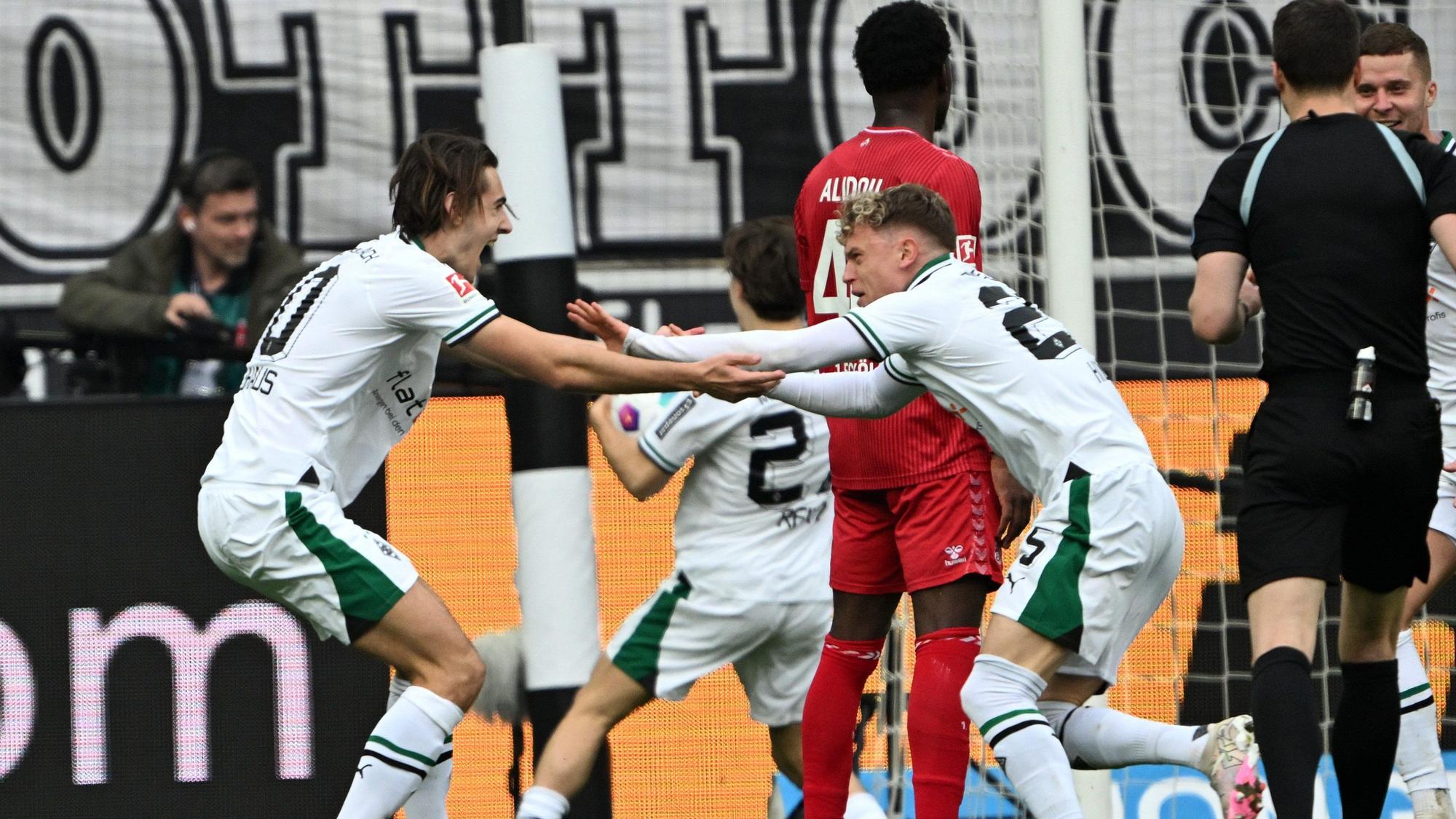 Mönchengladbachs Robin Hack (r) und Florian Neuhaus (l)bejubeln das Tor zum 3:2.