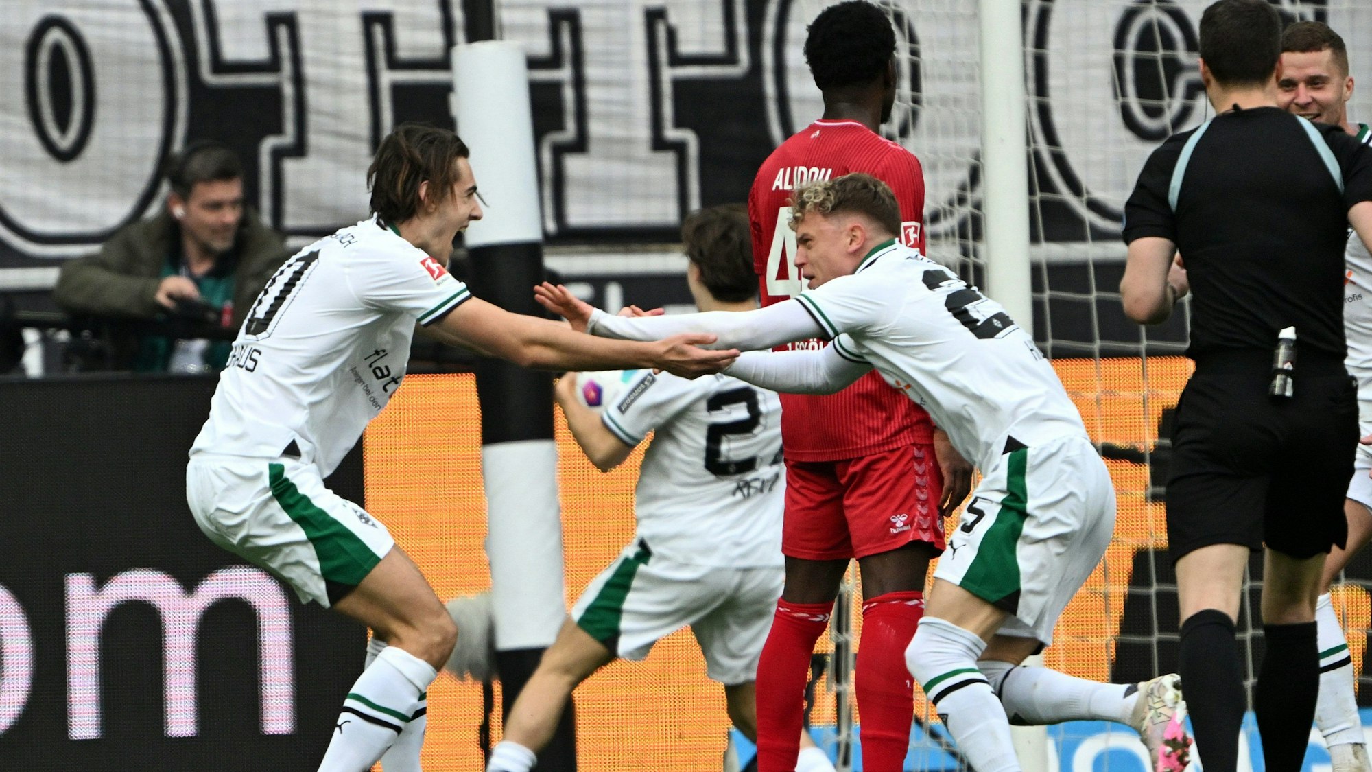 Mönchengladbachs Robin Hack (r) und Florian Neuhaus (l)bejubeln das Tor zum 3:2.