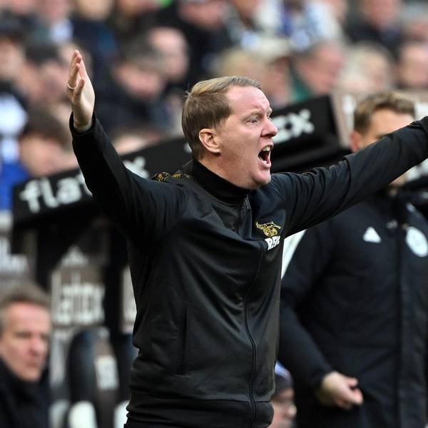 . Kölns Trainer Timo Schultz an der Seitenlinie im Derby.