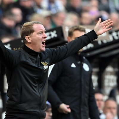. Kölns Trainer Timo Schultz an der Seitenlinie im Derby.