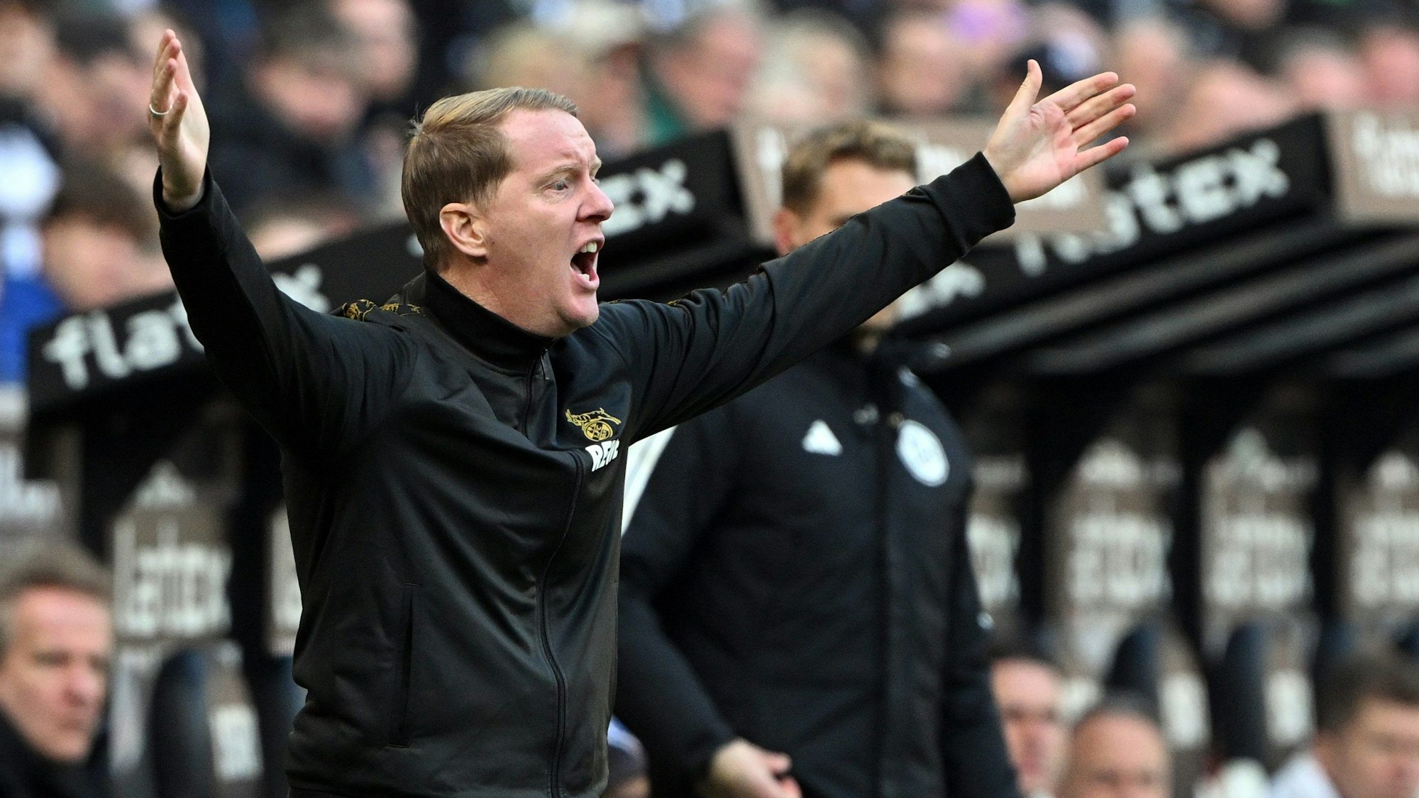 . Kölns Trainer Timo Schultz an der Seitenlinie im Derby.