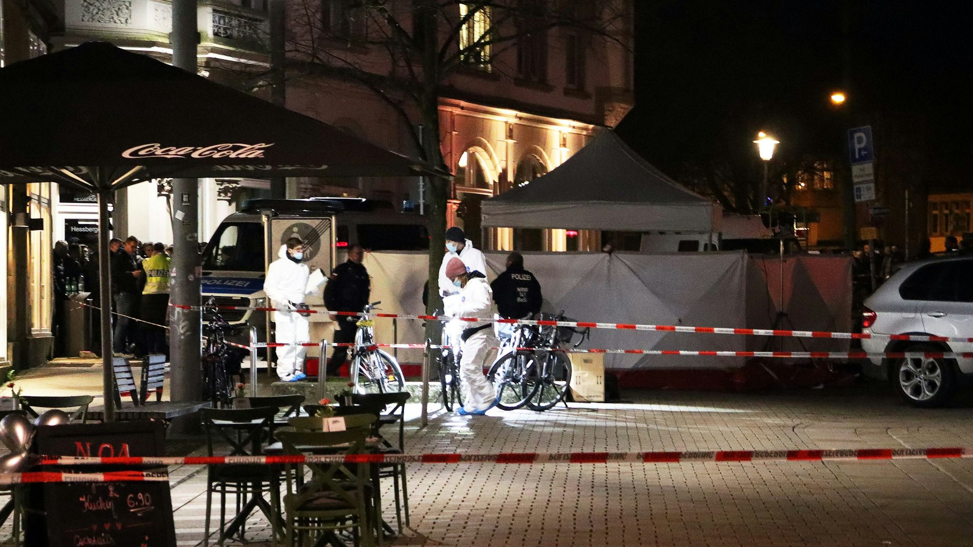 Bielefeld: Mitarbeiter der Spurensicherung untersuchen den Tatort in der Fußgängerzone in der Innenstadt. Ein Mann ist am Samstagabend durch Schüsse getötet worden.