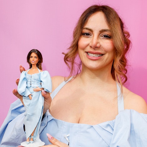Die deutsch-iranische Komikerin Enissa Amani mit ihrer Barbie.