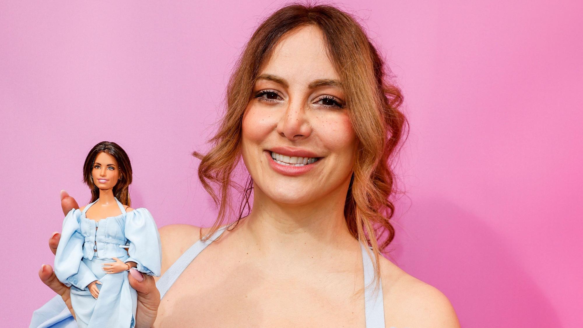 Die deutsch-iranische Komikerin Enissa Amani mit ihrer Barbie.