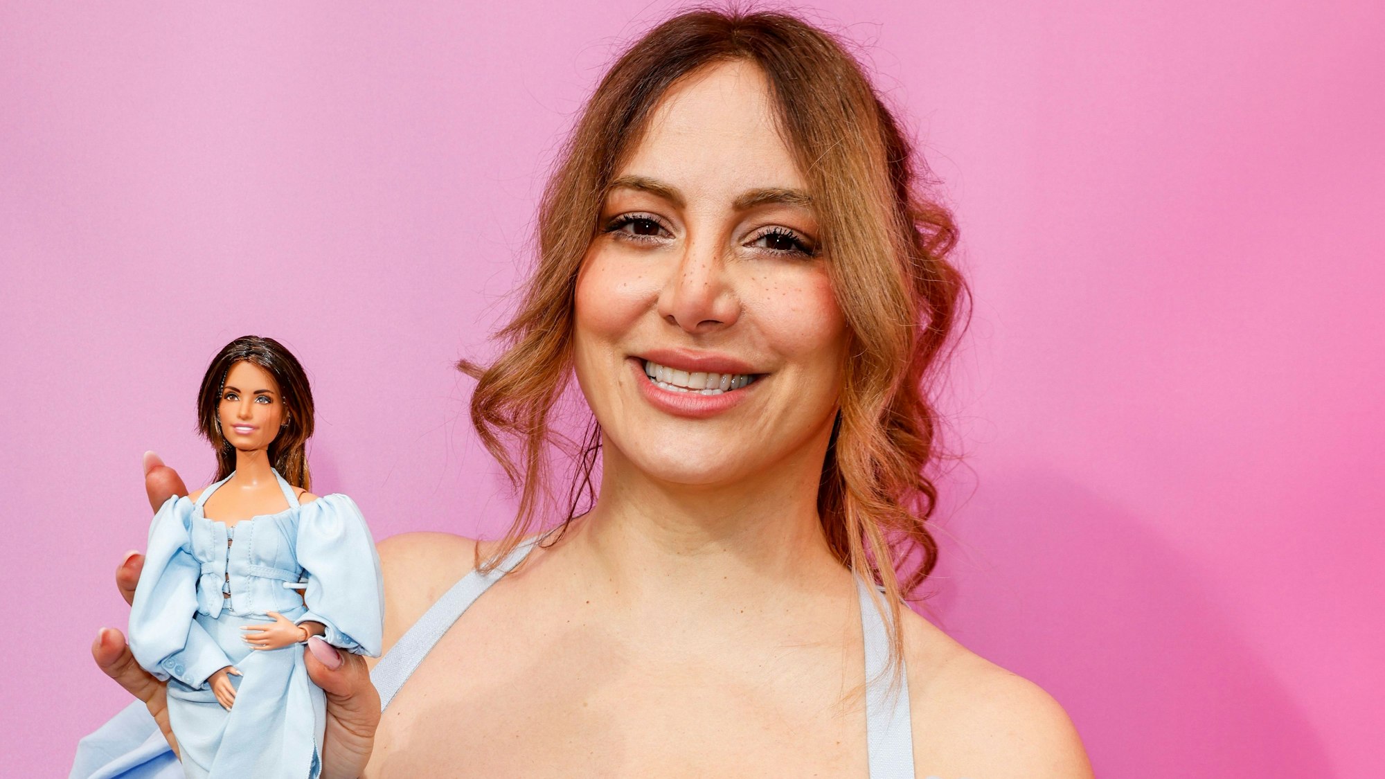 Die deutsch-iranische Komikerin Enissa Amani mit ihrer Barbie.