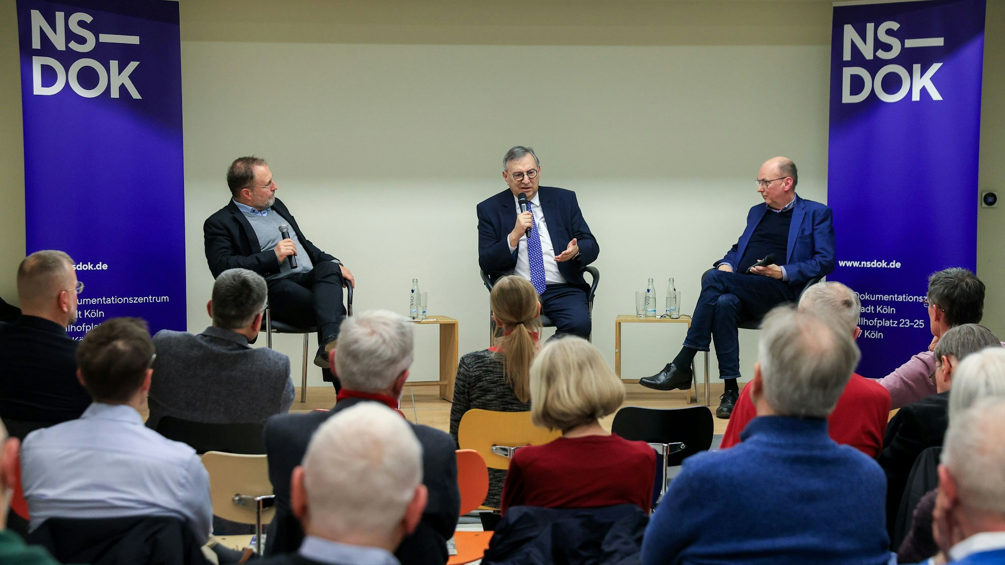 Dr. Guido Schlimbach, Abraham Lehrer und Dr. Matthias Ring bei der Podiumsdiskussion im NS-Dokumentationszentrum zum Thema „Nation und Nationalismus - Was müssen Deutsche aus ihrer Vergangenheit lernen?“.
