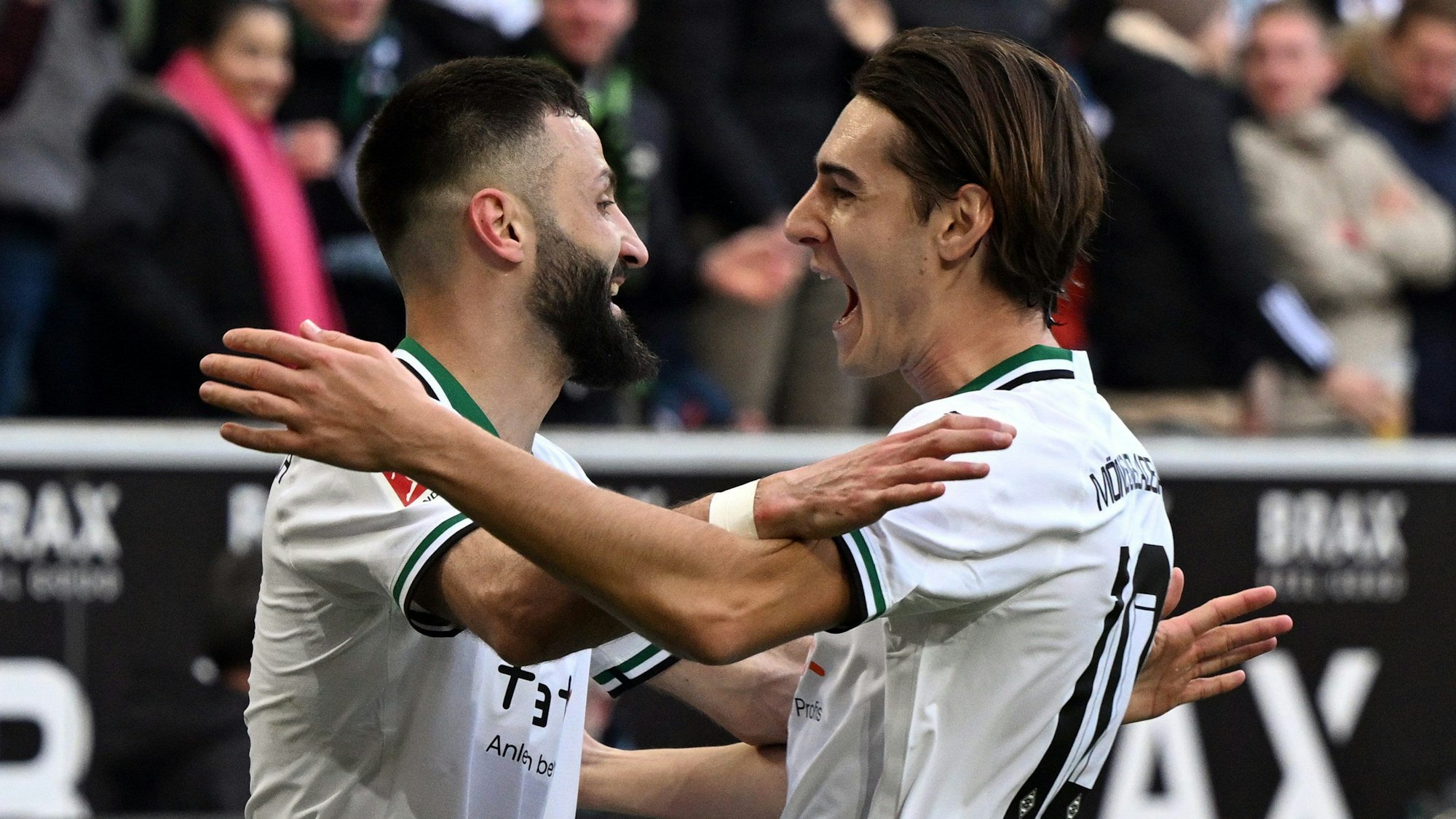 Mönchengladbachs Franck Honorat (l) und Florian Neuhaus bejubeln das Tor zum 1:1.