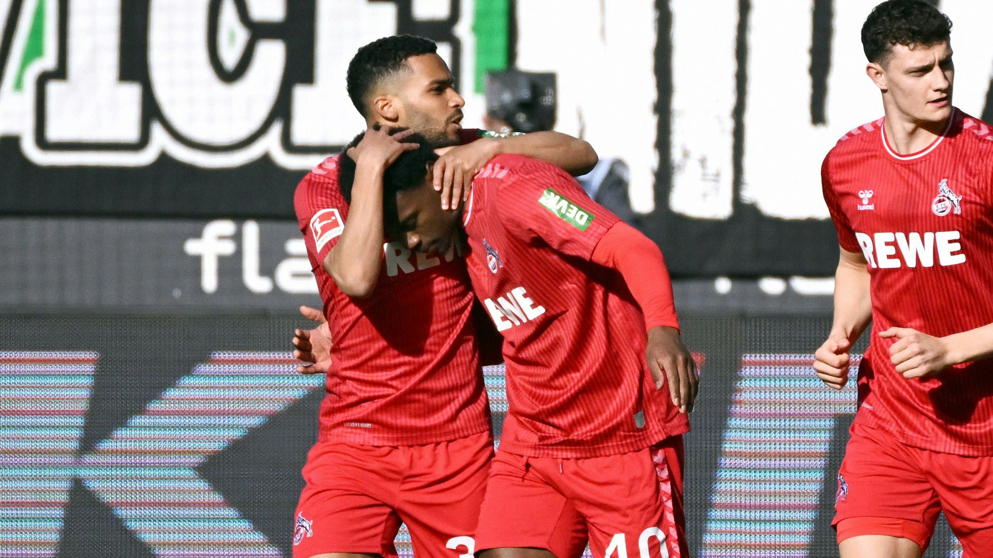 Jubel bei den FC-Profis nach dem Führungstor von Faride Alidou.