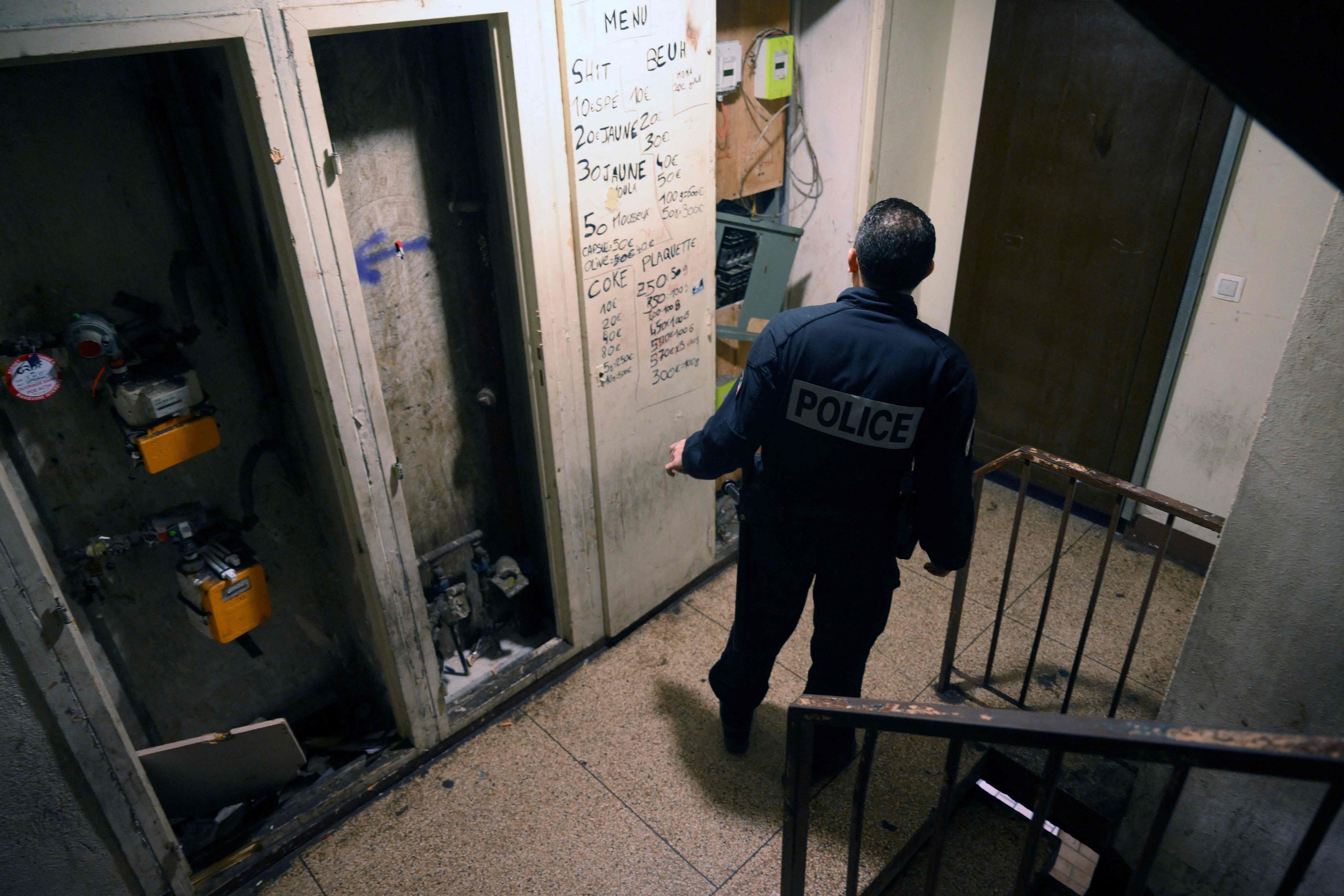 Französischer Polizeibeamter an einem Drogen-Hotspot in Marseille (Archivbild).