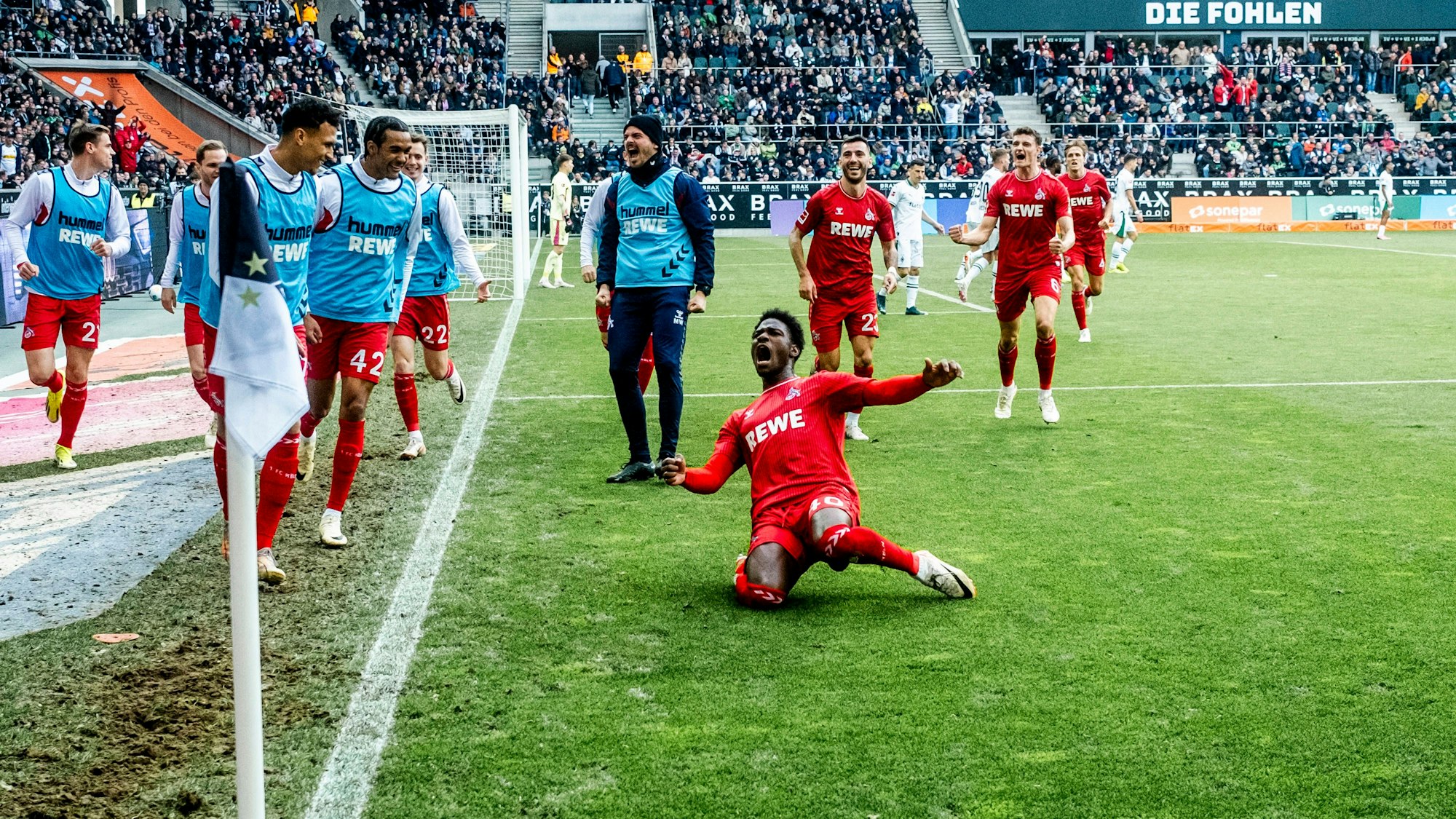 Doppelpacker Faride Alidou rutscht jubelnd über den Rasen in Gladbach.