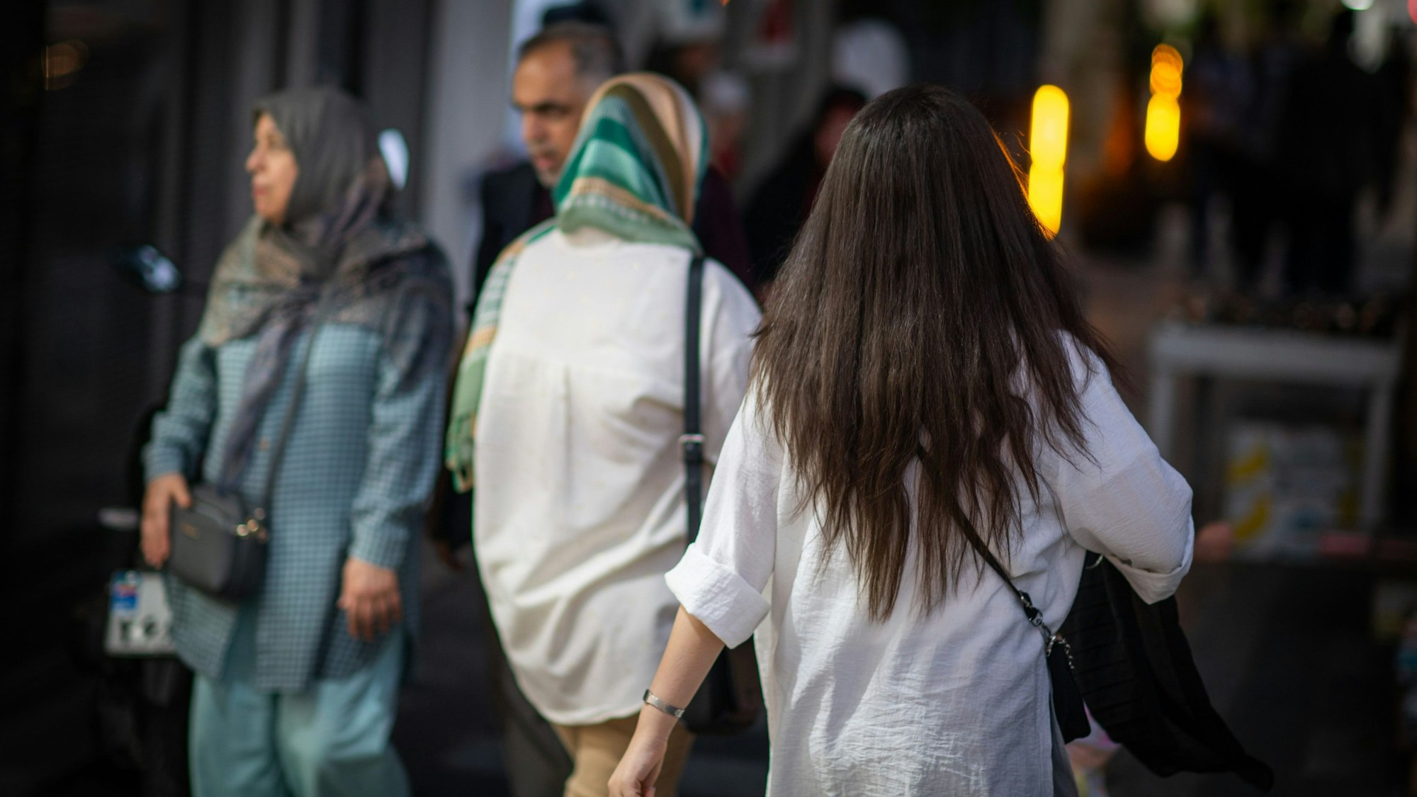 Immer mehr Frauen im Iran ignorieren das obligatorische Kopftuchgesetz und laufen insbesondere in der Hauptstadt Teheran mit offenen Haaren.