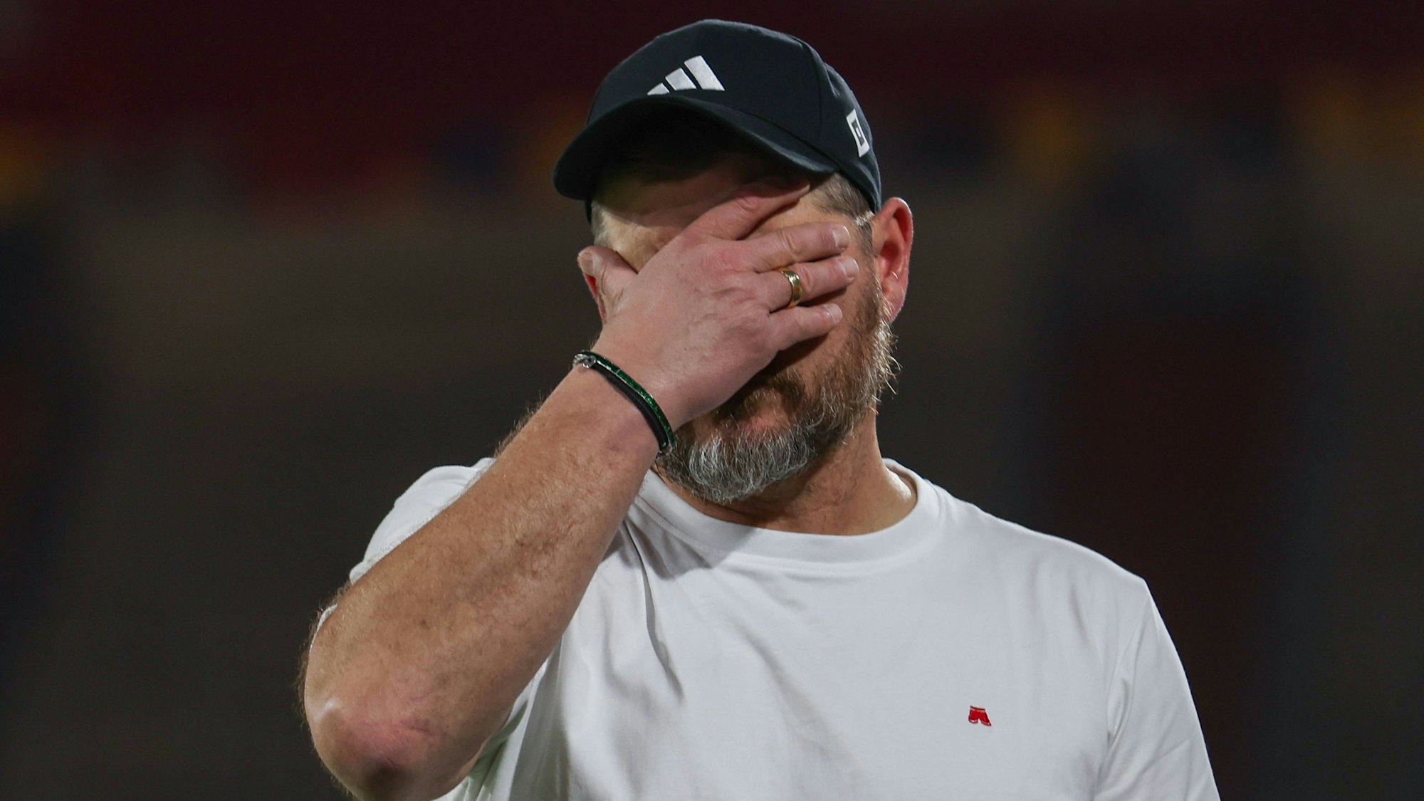 Wischt sich unzufrieden durchs Gesicht: HSV-Trainer Steffen Baumgart