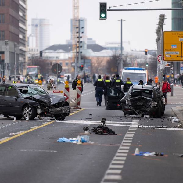 Polizisten stehen an einer Unfallstelle in der Leipziger Straße in Berlin. Bei dem schweren Unfall in Berlin-Mitte sind vier Ein Kennzeichen wurde aus rechtlichen Gründen gepixelt +++ dpa-Bildfunk +++