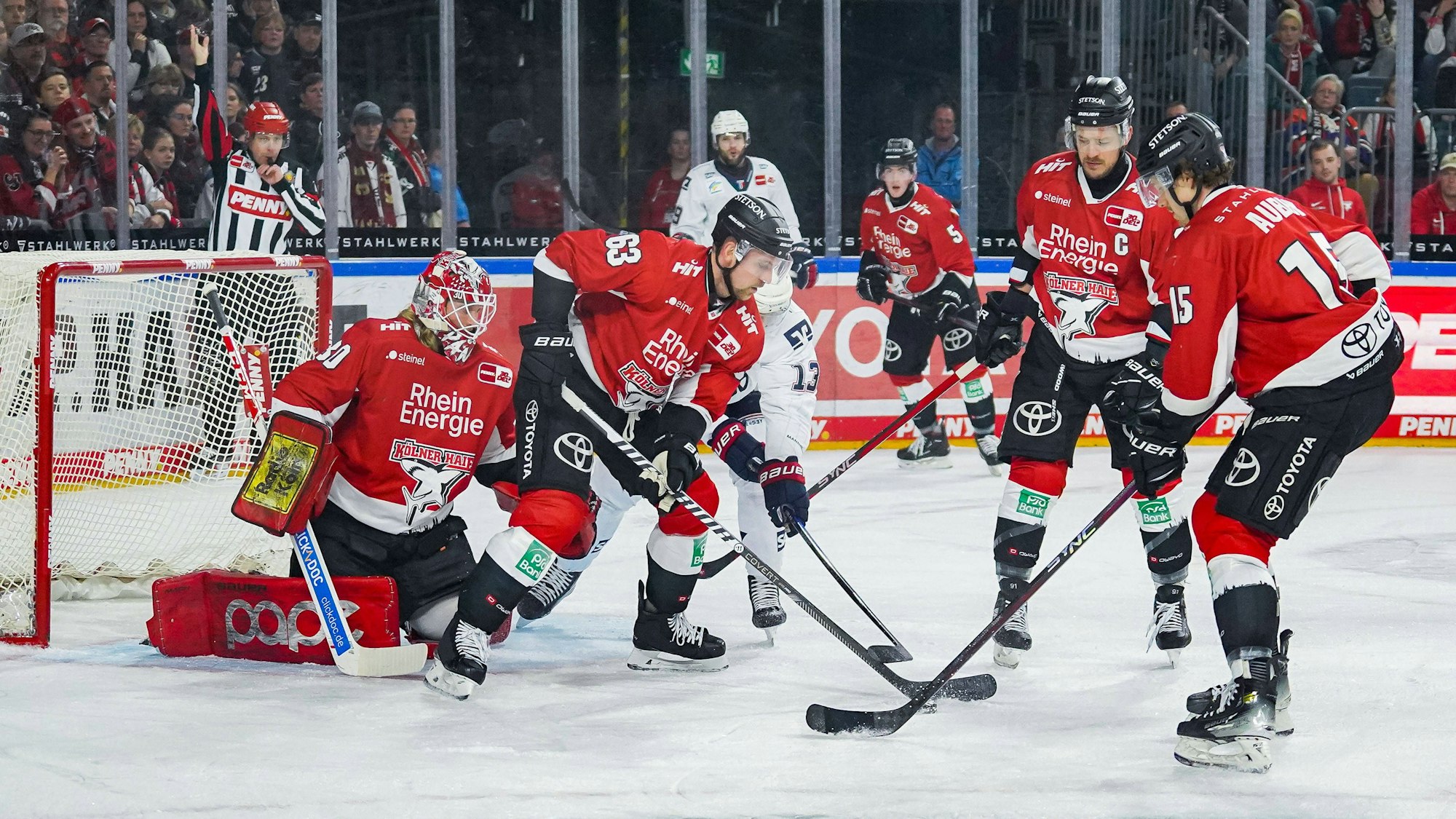 Spiel der Kölner Haie gegen die Mannheimer Adler am 08.03.2024 in der Lanxess Arena in Köln, v.l.n.r., Mirko Pantkowski, Patrick Sieloff, Moritz Müller und Louis-Marc Aubry.