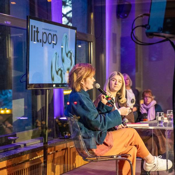 Autorin Sophia Fritz (l.) und Moderatin Maria Popov schafften bei der lit.pop im Kölner Stadtgarten eine intime Atmosphäre, in der sie über "toxische Weiblichkeit" diskutierten.