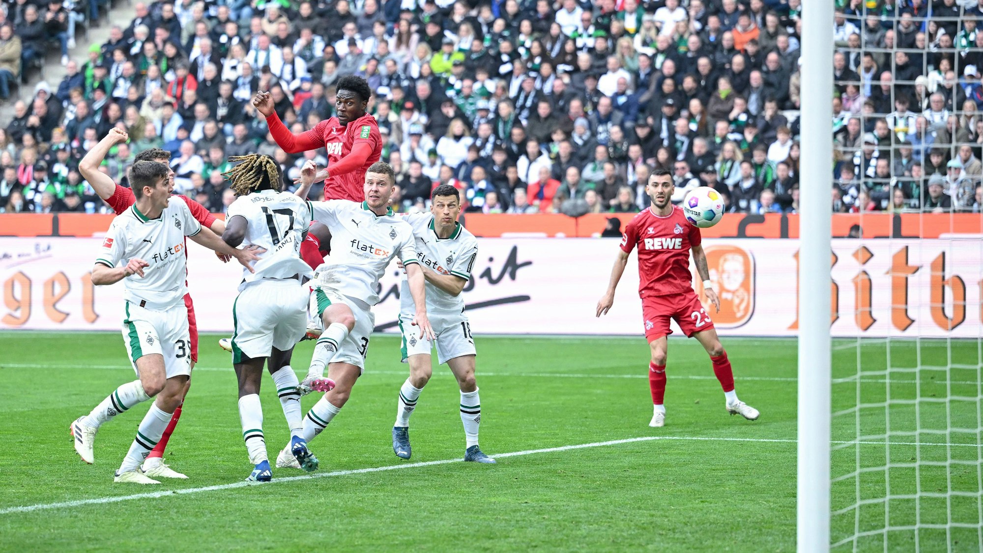 Faride Alidou steigt am höchsten und trifft per Kopf zum 2:1.