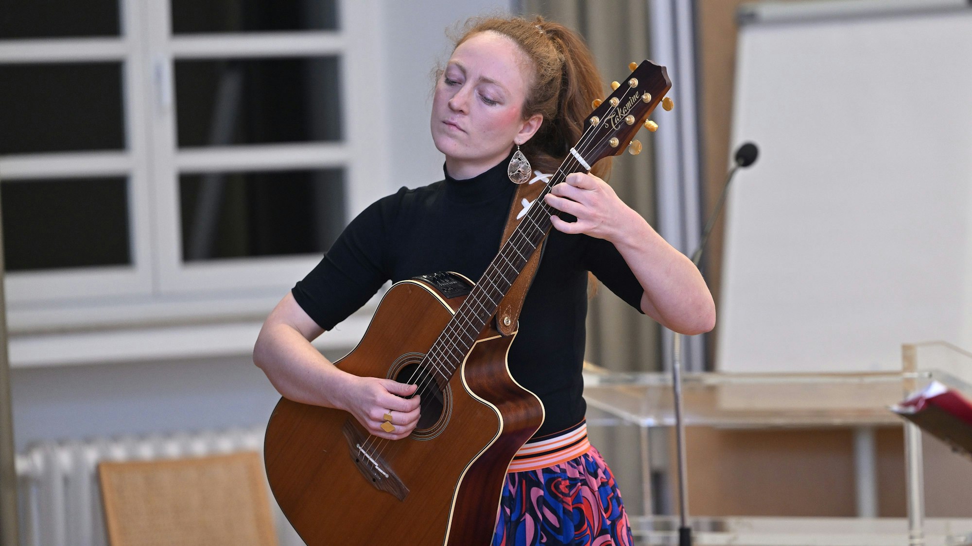 Das Foto zeigt Musikerin Josefin Rabehl bei ihrem Vortrag in Bensberg