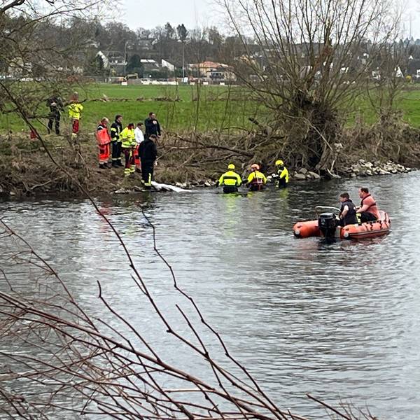 Einsatzkräfte der Hennefer Feuerwehren bergen am Sonntagnachmittag die Leiche der 79-jährigen Frau, die seit dem 29. Februar vermisst wurde, aus der Sieg.
