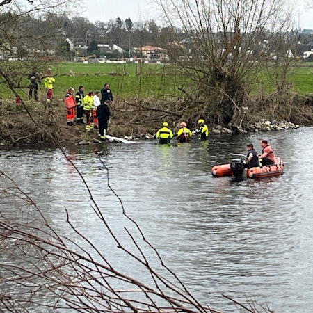 Einsatzkräfte der Hennefer Feuerwehren bergen am Sonntagnachmittag die Leiche der 79-jährigen Frau, die seit dem 29. Februar vermisst wurde, aus der Sieg.