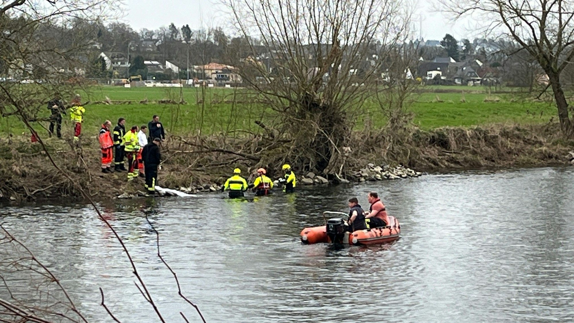 Bei Hennef-Lauthausen mussten die Feuerwehrleute im März 2024 eine tote Frau aus der Sieg bergen, die seit dem 29. Februar vermisste Seniorin. Ein Kanufahrer entdeckte die Leiche im Fluss.