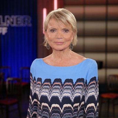 Uschi Glas, Schauspielerin, steht nach der Aufzeichnung der WDR Talkshow „Kölner Treff“ im Studio. Während der Sendung hatte sie mit ihrer offenbar unbedachten Wortwahl für Irritation gesorgt.