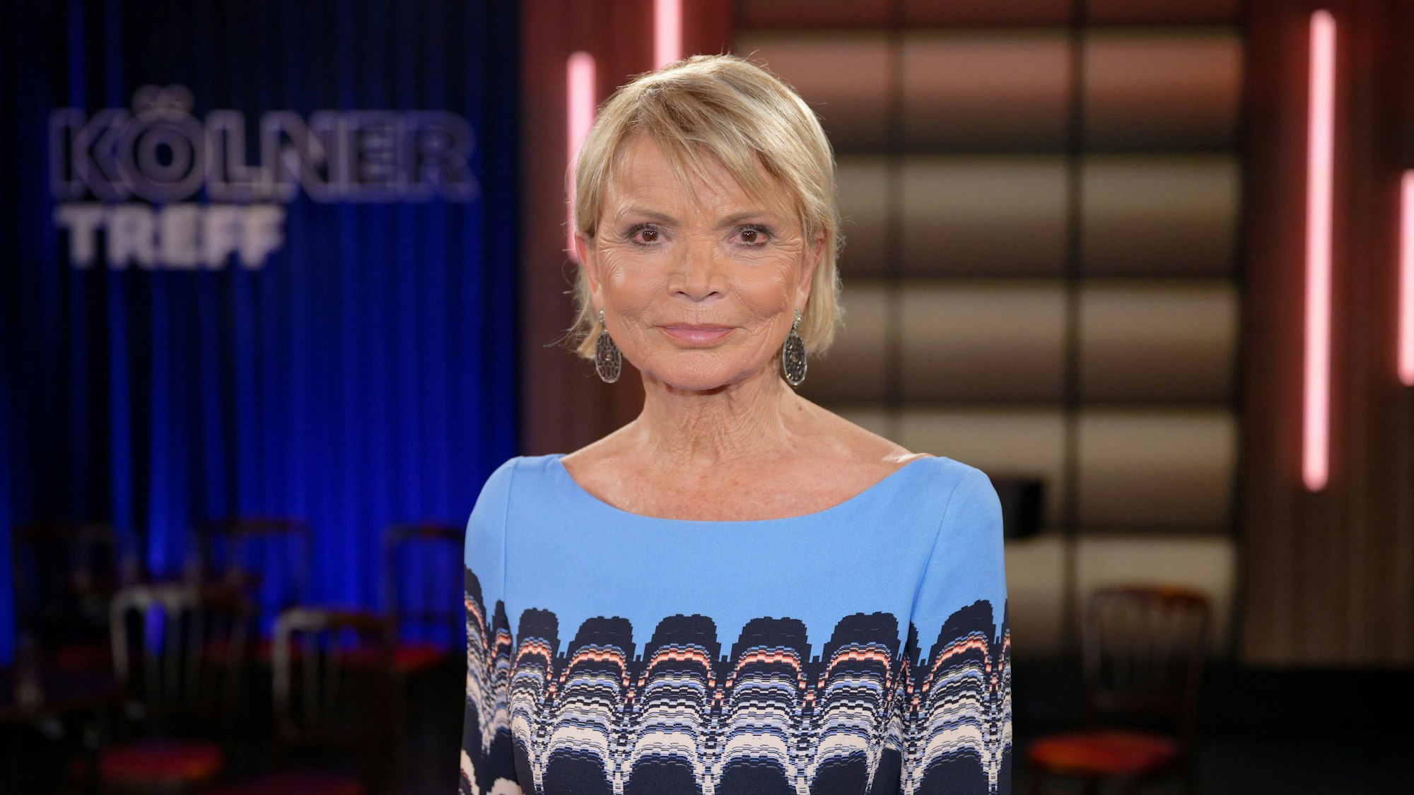 Uschi Glas, Schauspielerin, steht nach der Aufzeichnung der WDR Talkshow „Kölner Treff“ im Studio.