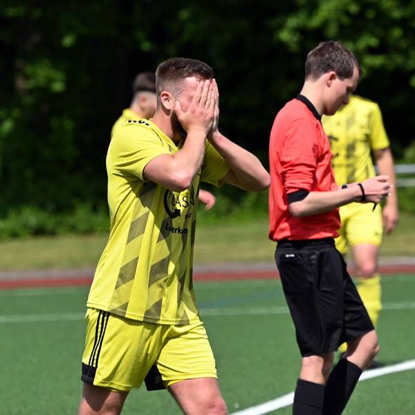 29.05.2022, Fussball-Schlebusch-Merten
vorne: Sebastian Bamberg (Schlebusch) nach dem 0:3
Foto: Uli Herhaus