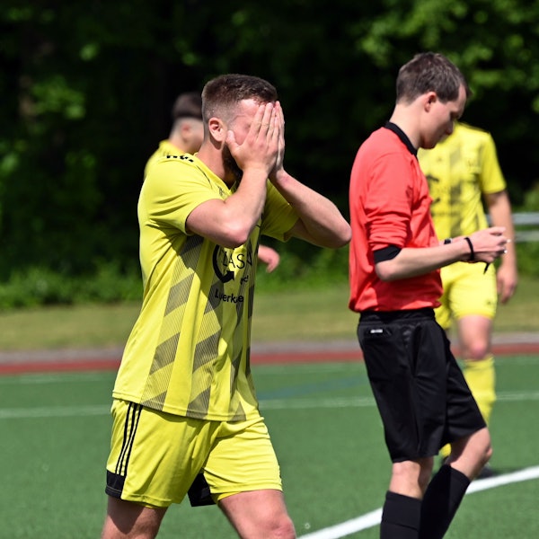 29.05.2022, Fussball-Schlebusch-Merten
vorne: Sebastian Bamberg (Schlebusch) nach dem 0:3
Foto: Uli Herhaus