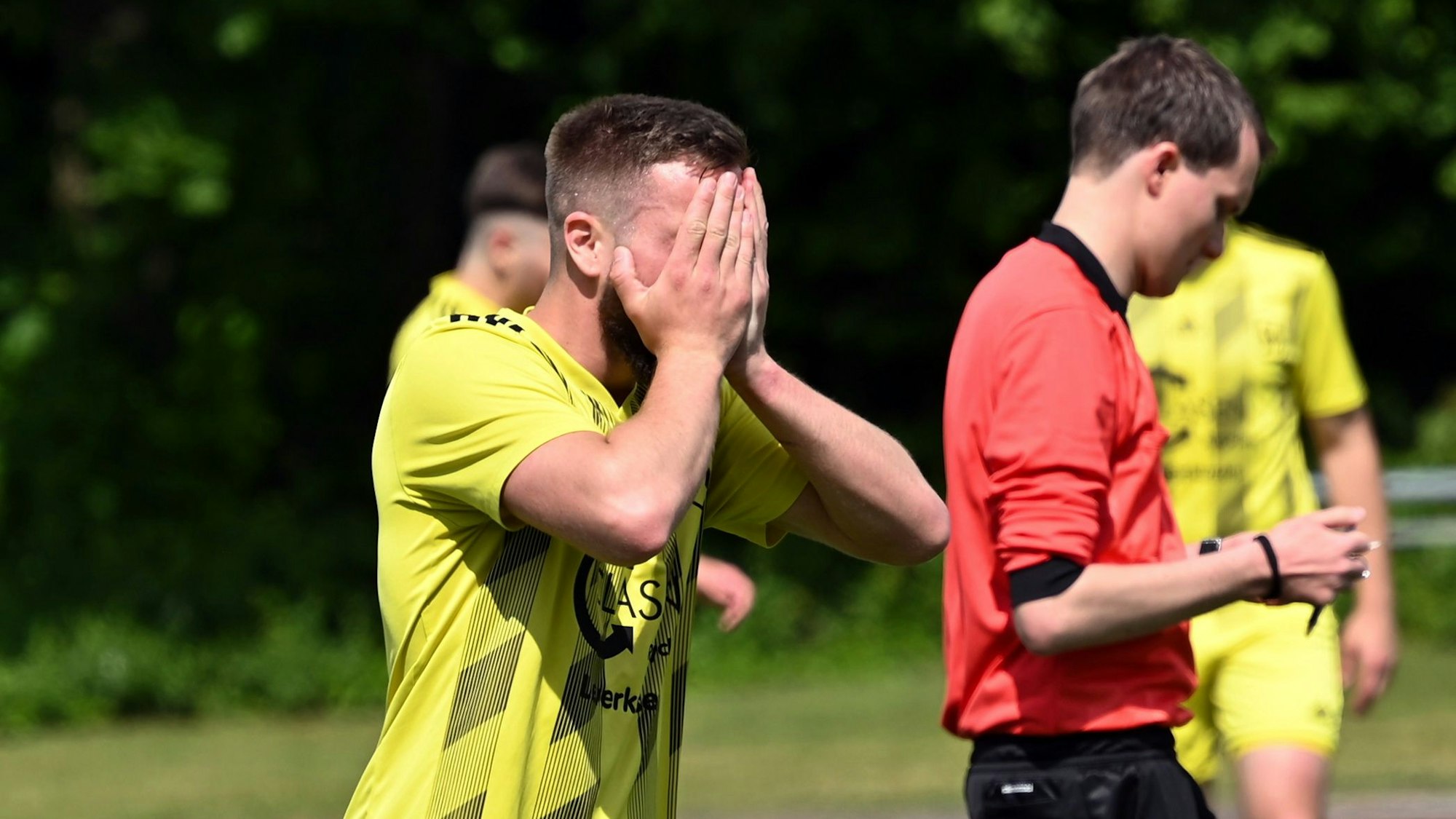 29.05.2022, Fussball-Schlebusch-Merten
vorne: Sebastian Bamberg (Schlebusch) nach dem 0:3
Foto: Uli Herhaus