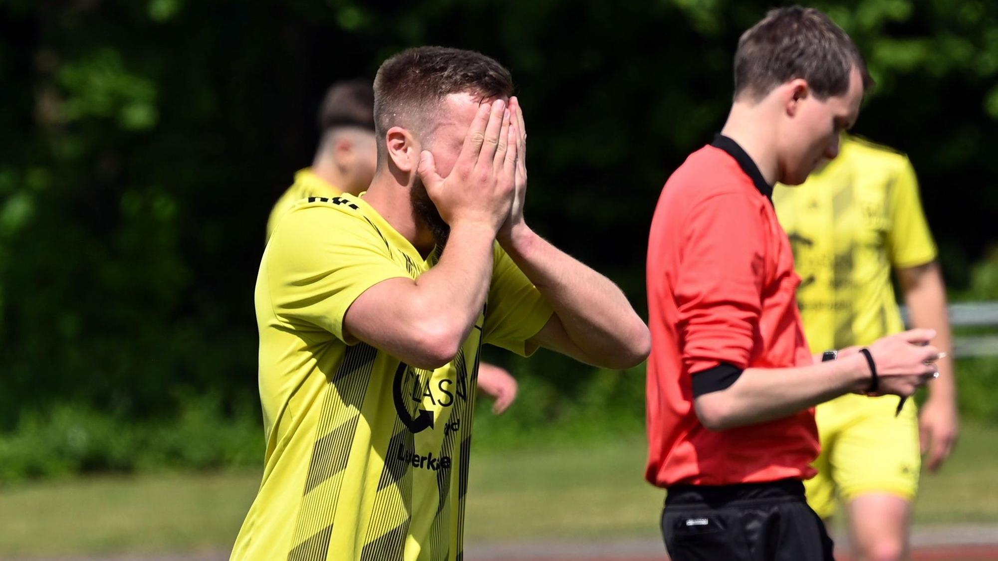 29.05.2022, Fussball-Schlebusch-Merten
vorne: Sebastian Bamberg (Schlebusch) nach dem 0:3
Foto: Uli Herhaus