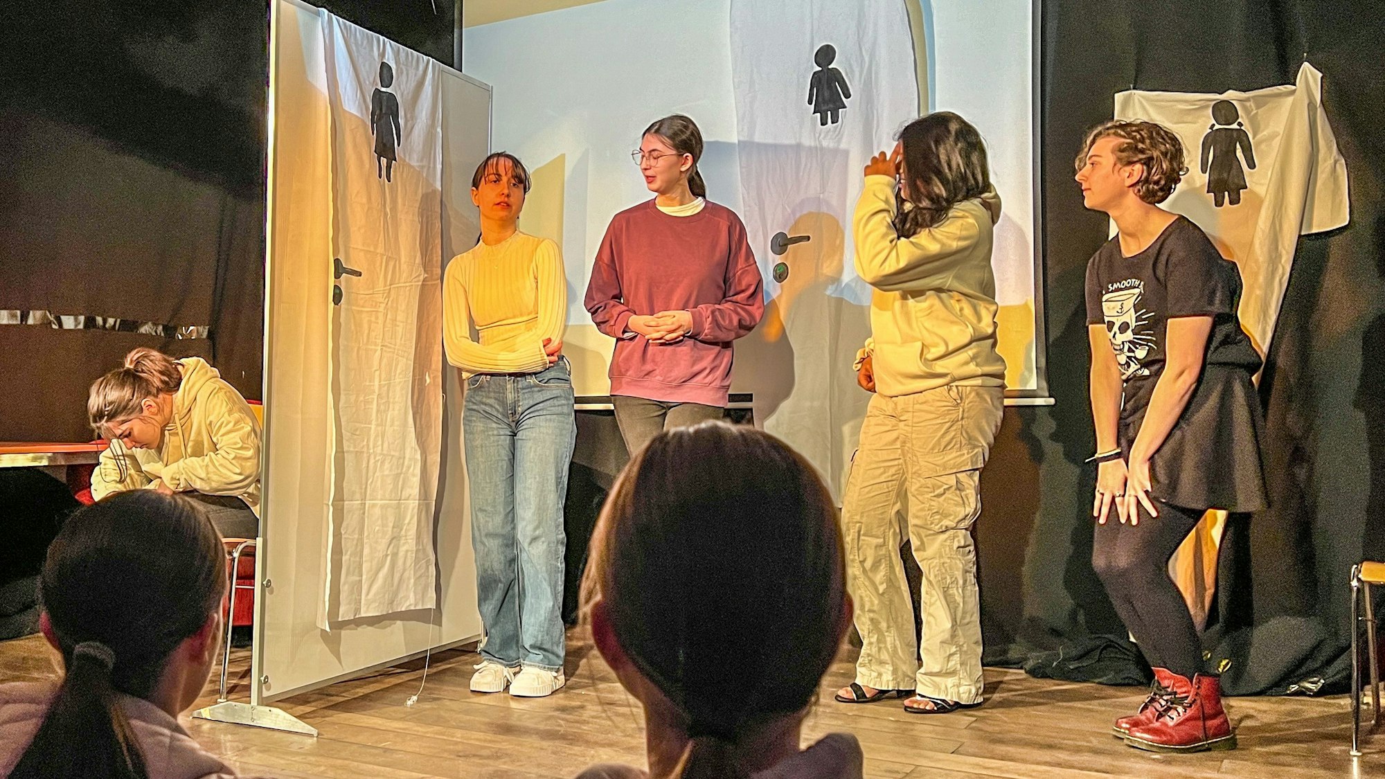 Schülerinnen auf der Bühne