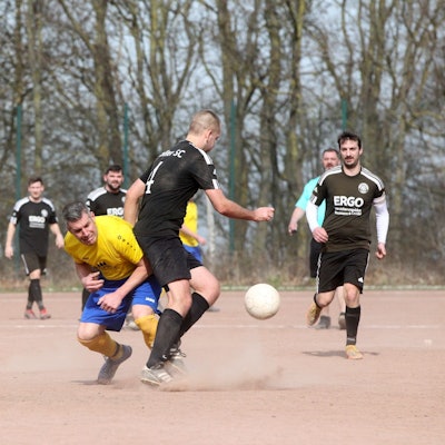 Dominik Pütz geht nach einem Kontakt mit einem Kaller Gegenspieler zu Boden.