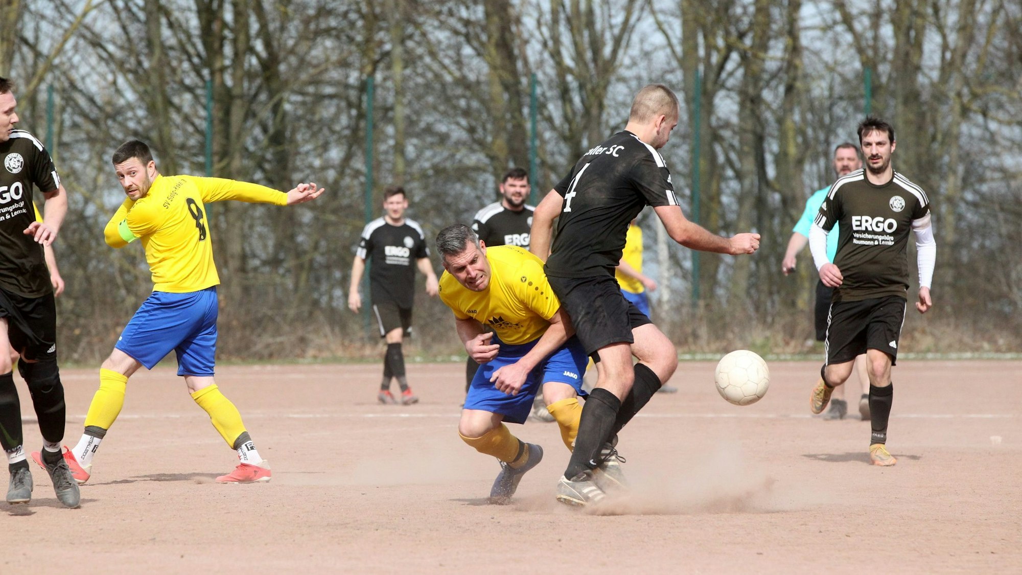 Dominik Pütz geht nach einem Kontakt mit einem Kaller Gegenspieler zu Boden.