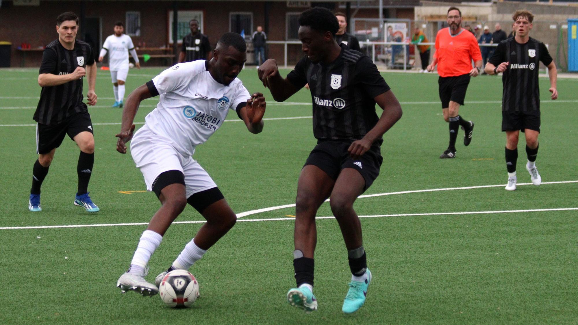Christian Tshimbumb dribbelt Magloire Mbiyavanga aus.