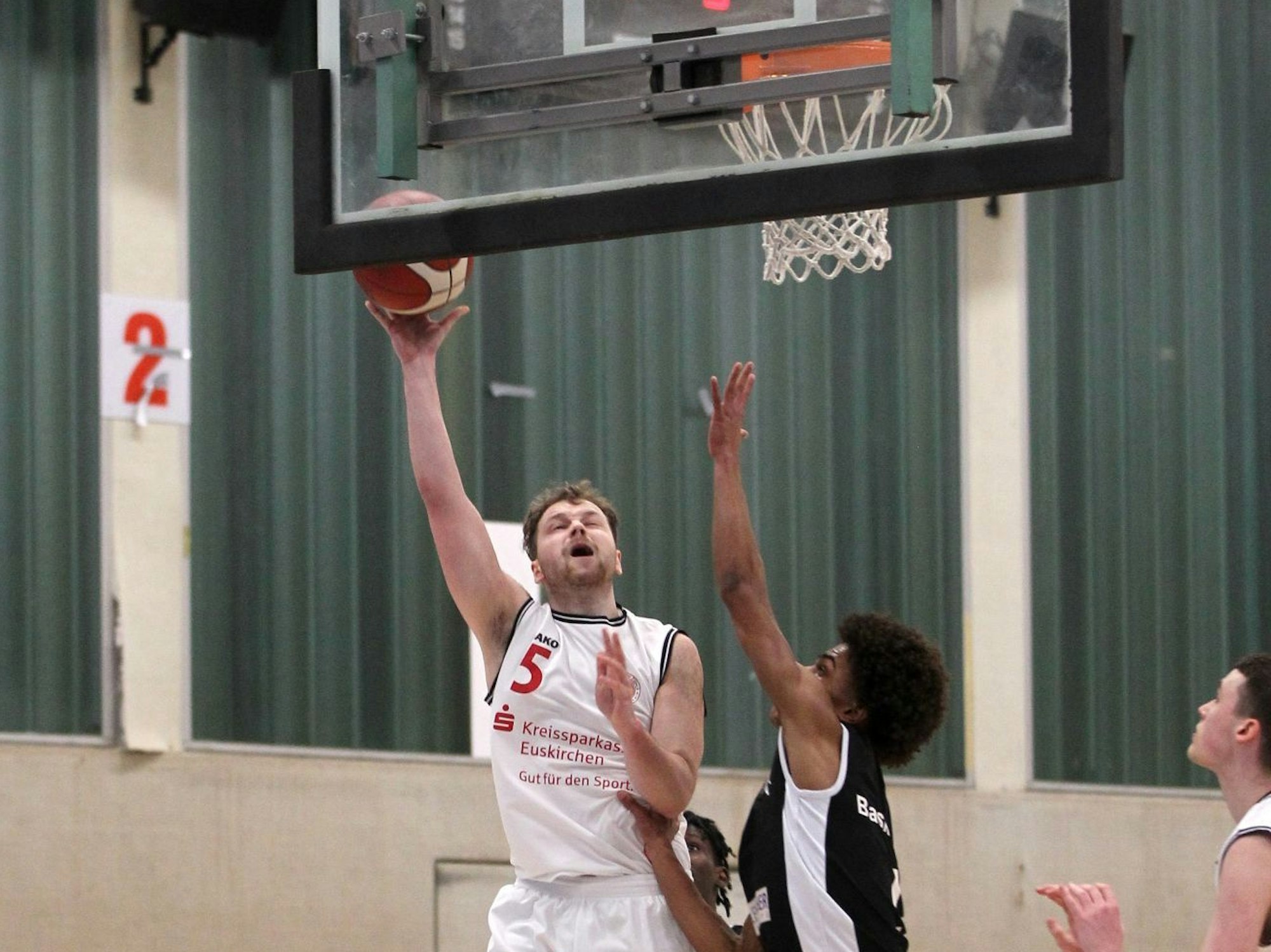 Philipp Greuel steigt zum Korb hoch.