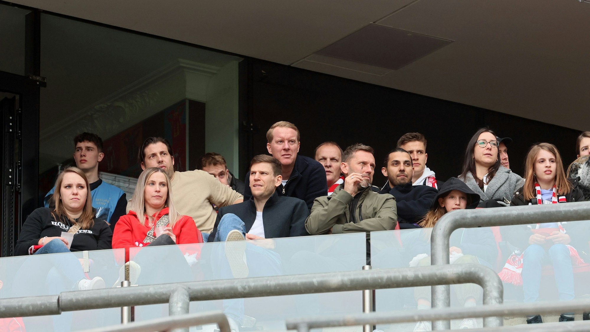 1.FC Köln vs. Werder Bremen, Fussball Frauen, 1. Bundesliga, Profis auf der Tribühne, Bild: Herbert Bucco, 10.03.2024