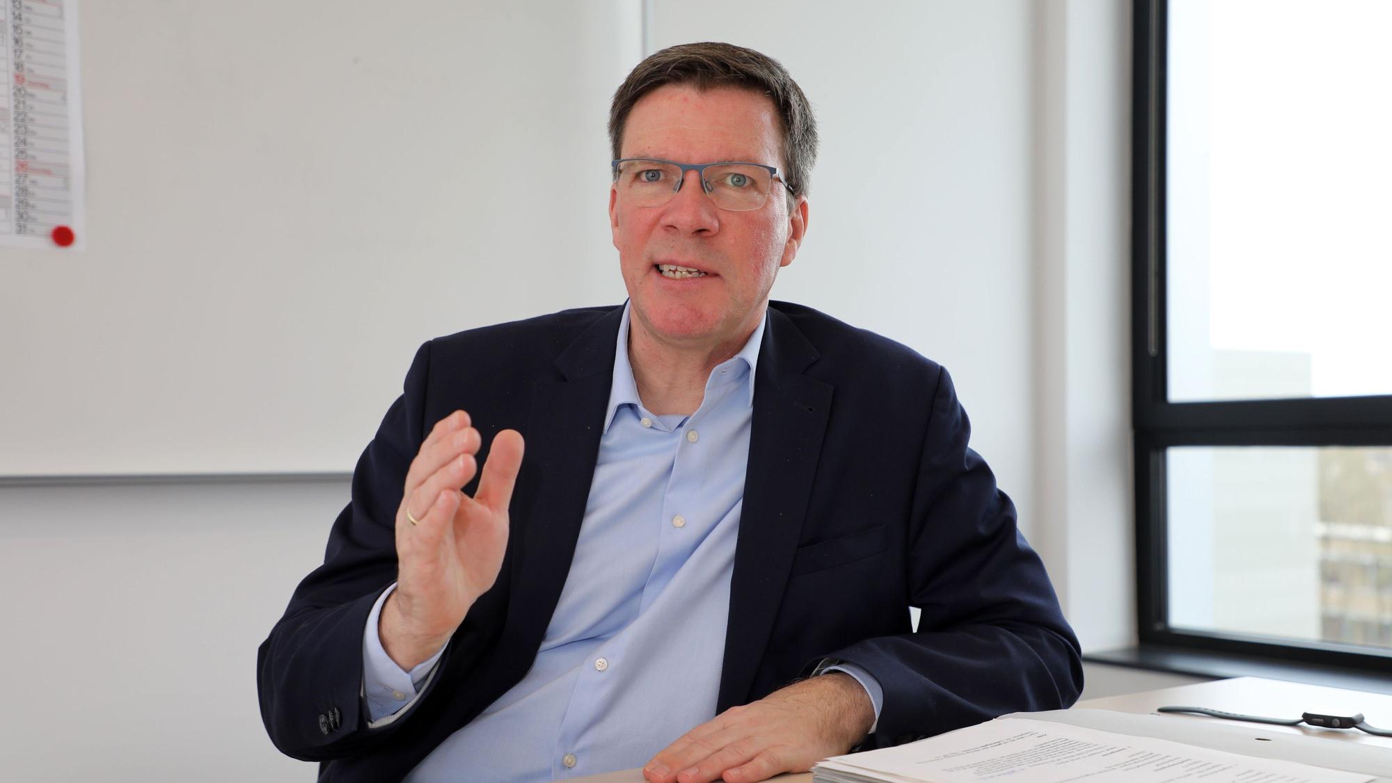 Landrat Stephan Santelmann sitzt in seinem Büro.