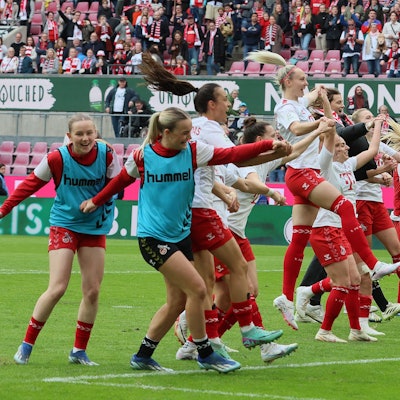 1.FC Köln vs. Werder Bremen, Fussball Frauen, 1. Bundesliga, Jubel vor der Südtribüne nach dem Sieg gegen Bremen, Bild: Herbert Bucco, 10.03.2024